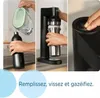 A collage showing the steps to use a water carbonator: filling a bottle, attaching it to the device, and pressing a button. Produktbild-Vorschau