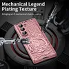 A pink phone case with intricate mechanical detailing is presented on a dark, circular platform, with robotic arms seemingly assembling or inspecting it. Anteprima dell’immagine prodotto