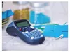 A DYMO label maker is shown on a tiled surface, with jars and labels in the background. Produktbild-Vorschau