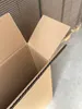 Close-up of the edge of an open cardboard box, showing its corrugated layers. Produktbild-Vorschau
