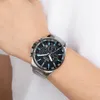 A person wearing a white t-shirt and a silver and black watch on their left wrist. Produktbild-Vorschau