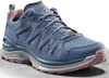 A single blue and pink hiking shoe is shown against a light gray background. Voir les images du produit