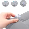 A hand is shown pressing on the valve of an inflatable pillow. Three circular insets above show diagrams of the valve's operation. Produktbild-Vorschau