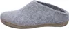 A side view of a grey felt slipper with a brown sole. Produktbild-Vorschau