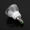 A single LED light bulb with a silver heatsink and a white base is shown against a black reflective background. Anteprima dell’immagine prodotto