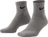 A pair of grey Nike ankle socks with black Nike logos. Podgląd zdjęcia produktu