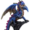 Detailreiche Drachenfigur, die auf Felsen thront. Ist in lebhaften Farben Blau/Gold gehalten. Produktbild-Vorschau