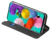 A black flip case for a smartphone is shown open, displaying the phone's screen and a credit card in a slot on the case. Anteprima dell’immagine prodotto
