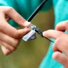 Nahaufnahme von Händen; die die Sicherungsbrille "Clip Up" von YY Vertical halten; mit Fokus auf das Design und die Funktionalität. Podgląd zdjęcia produktu