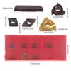 A collection of metal cutting inserts and a red storage case, with dimensions indicated by text. Produktbild-Vorschau