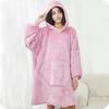 Kuschelige Hoodie Decke mit Ärmeln (Rosa) – Vielseitiger Produktbild-Vorschau 1
