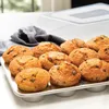 nordic ware - Stampo per 12 muffin con coperchio Anteprima dell’immagine prodotto 2