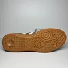 The bottom view of a sneaker on a plain background. Voir les images du produit
