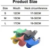 A size chart for dog muzzles above a collection of colorful dog muzzles. Produktbild-Vorschau