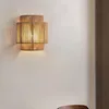 A wall lamp made of jute rope is mounted on a light-colored wall. Voir les images du produit