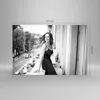 Bilder auf glas - Einteilig - Frau Balkon Straße - 120x80cm Produktbild-Vorschau 3