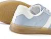 Close-up view of the heel and sole of a light blue and white sneaker. Produktbild-Vorschau