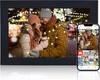 A digital photo frame displaying a couple in winter, with a smartphone showing the same image and a grid of other photos. Produktbild-Vorschau