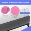 Close-up of a pink fitted sheet on a mattress, with text overlays highlighting features. Produktbild-Vorschau
