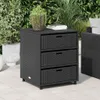 A black rattan three-drawer cabinet sits on a tiled patio, with lush green foliage in the background. Anteprima dell’immagine prodotto