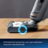 Close-up of a vacuum cleaner head on a wooden floor, with a blue circular arrow graphic indicating maneuverability. Voir les images du produit