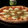 Physis of Crete Oregano Glas im Hintergrund einer Pizza Produktbild-Vorschau