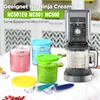 A Ninja Creami ice cream maker with several containers of ice cream and accessories on a table. Produktbild-Vorschau