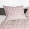 A close-up view of a pink and gray patterned pillow and duvet cover set. Produktbild-Vorschau