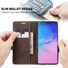 A person's hands are shown interacting with a brown leather wallet-style phone case, which holds cards and cash, and a smartphone with a colorful screen. Produktbild-Vorschau