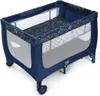A blue baby travel cot with a patterned mattress and lining, shown from a diagonal angle. Anteprima dell’immagine prodotto