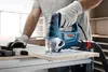 A person wearing gloves is using a Bosch jigsaw to cut a piece of wood. Anteprima dell’immagine prodotto