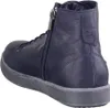 A close-up side view of a dark blue leather boot. Anteprima dell’immagine prodotto