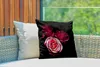 MuchoWow® Outdoor Kissen - Ein Foto von rosa Rosen mit Produktbild-Vorschau 3