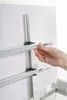 A hand is shown adjusting an LED light bar on a vertical support structure, with another light bar visible below it. Anteprima dell’immagine prodotto