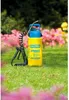 A yellow and blue pressure sprayer sits on green grass with pink and yellow flowers in the background. Produktbild-Vorschau