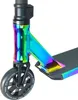 Close-up of the front wheel and deck of a freestyle scooter. Voir les images du produit