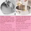 A collage showing two steps of preparing a cake pan for baking: greasing and sprinkling with breadcrumbs or flour. Anteprima dell’immagine prodotto