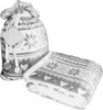 A folded blanket with a Christmas pattern and a matching drawstring bag. Anteprima dell’immagine prodotto