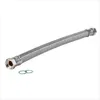 A stainless steel braided flexible hose with connectors on both ends, and two small green rings placed below it. Produktbild-Vorschau