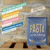 A vintage-style pasta tin is displayed on a wooden surface against a brick wall. Text overlays describe the product's features. Voir les images du produit