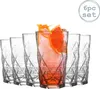 A set of six clear glasses, one filled with a pink beverage and garnished with grapefruit slices, arranged on a white background. Voir les images du produit