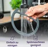 A hand is rinsing a kitchen utensil under a faucet in a sink. Text overlays indicate ease of cleaning and dishwasher suitability. Produktbild-Vorschau