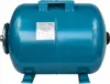 A blue horizontal pressure tank with a label on its side, mounted on two feet. Anteprima dell’immagine prodotto