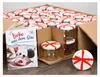 A box of glass jars with red ribbon decorations and a recipe book. Anteprima dell’immagine prodotto