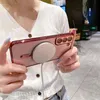 A person is holding a pink phone case with a magnetic charger attached. Anteprima dell’immagine prodotto