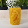 Candela di cera d'api rotonda con leone 8,5 cm Anteprima dell’immagine prodotto 1
