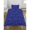A duvet cover and pillow set with a periodic table design, displayed on a bed in a bedroom setting. Voir les images du produit