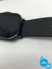 Close-up of a black smartwatch with a black strap attached. Voir les images du produit