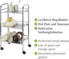 A silver metal rolling cart with three shelves, displaying towels and toiletries, alongside a list of features in German and English. Náhled obrázku produktu