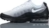 A single Nike Air Max Invigor Print sneaker shown from the side on a reflective surface. Produktbild-Vorschau